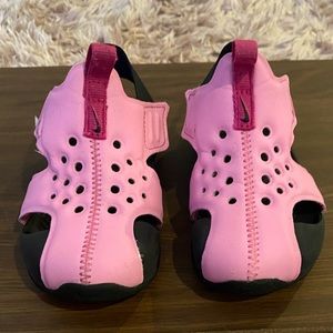 Nike size 8c water shoes